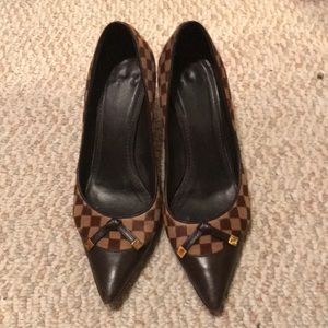 Louis Vuitton checkered Print Pump